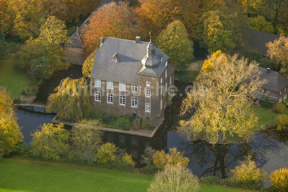 Luftbild Voerde - Wasserschloss Haus Foerde im herbstlichen Landschaftspark an der Allee 65 im Bundesland Nordrhein-Westfalen