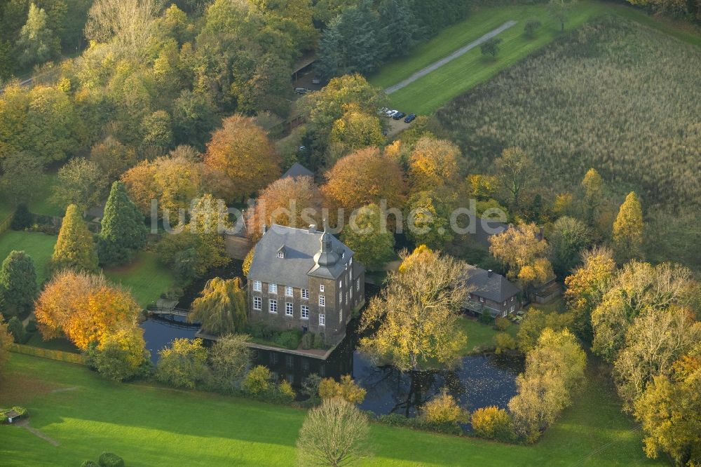 Voerde von oben - Wasserschloss Haus Foerde im herbstlichen Landschaftspark an der Allee 65 im Bundesland Nordrhein-Westfalen