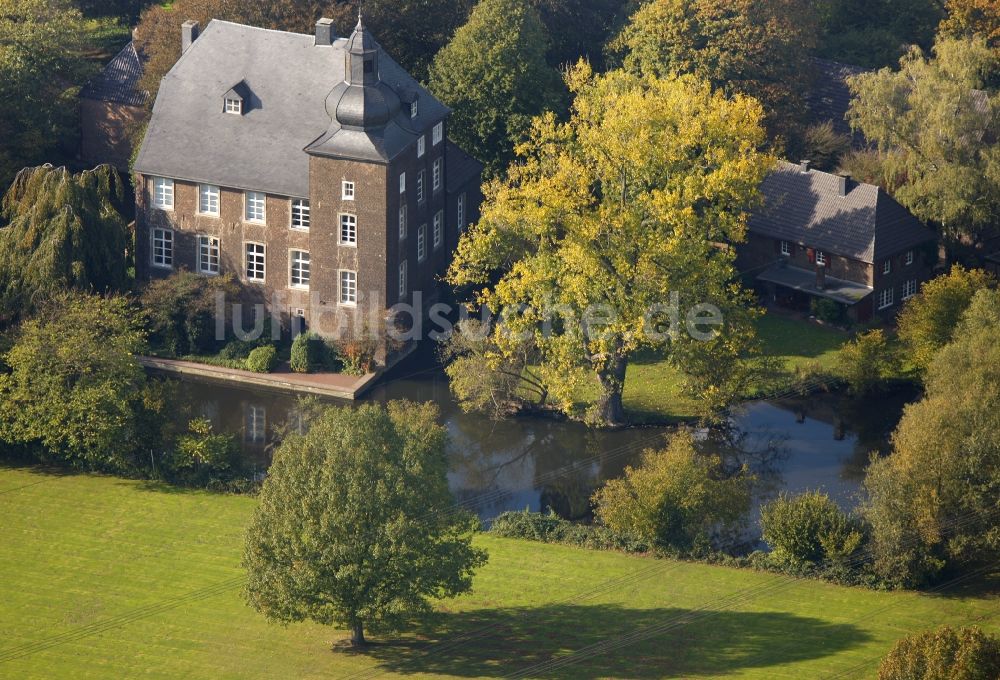 Voerde (Niederrhein) aus der Vogelperspektive: Wasserschloss Haus Foerde im herbstlichen Landschaftspark an der Allee 65 im Bundesland Nordrhein-Westfalen