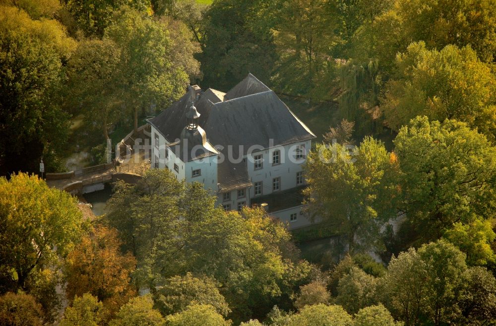 Luftaufnahme Voerde - Wasserschloss Haus Voerde in der gleichnamigen Stadt im Bundesland Nordrhein-Westfalen