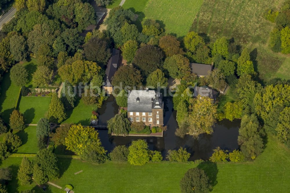 Luftbild Voerde (Niederrhein) - Wasserschloss Haus Voerde in Voerde (Niederrhein) im Bundesland Nordrhein-Westfalen