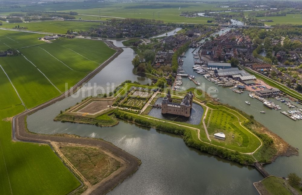 Muiden von oben - Wasserschloß Muiderslot ( Muiderschloss ) in Muiden in Nordholland in den Niederlanden