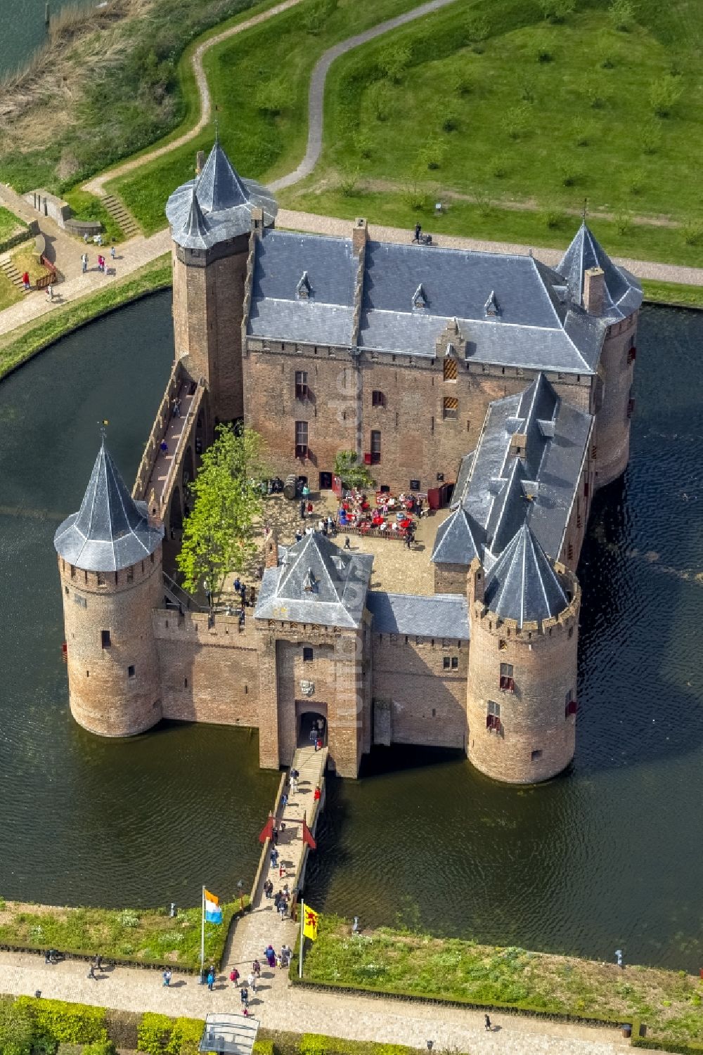 Luftaufnahme Muiden - Wasserschloß Muiderslot ( Muiderschloss ) in Muiden in Nordholland in den Niederlanden