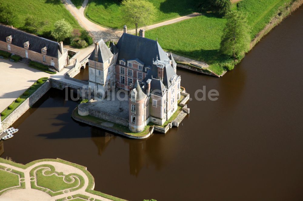 La Bussiere aus der Vogelperspektive: Wasserschloß Schloss Chateau de La Bussiere in La Bussiere in Centre, Frankreich