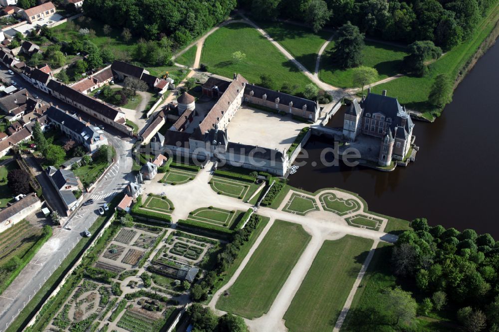 Luftbild La Bussiere - Wasserschloß Schloss Chateau de La Bussiere in La Bussiere in Centre, Frankreich