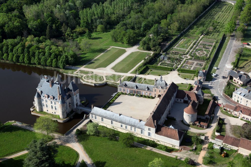 Luftaufnahme La Bussiere - Wasserschloß Schloss Chateau de La Bussiere in La Bussiere in Centre, Frankreich