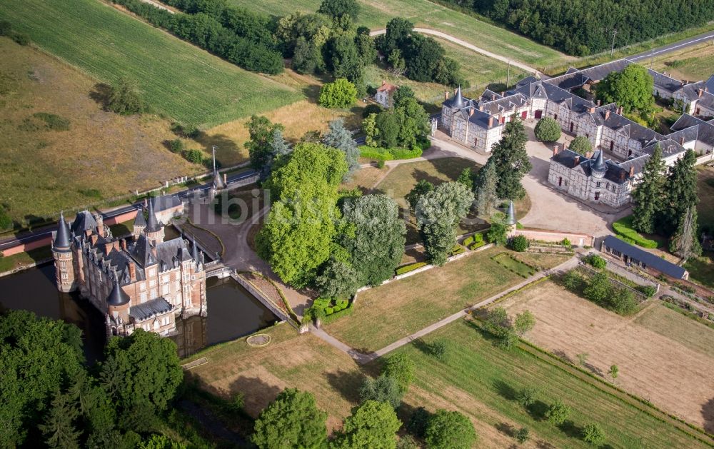 Combreux von oben - Wasserschloß Schloss Chateau de Combreux in Combreux in Centre-Val de Loire, Frankreich