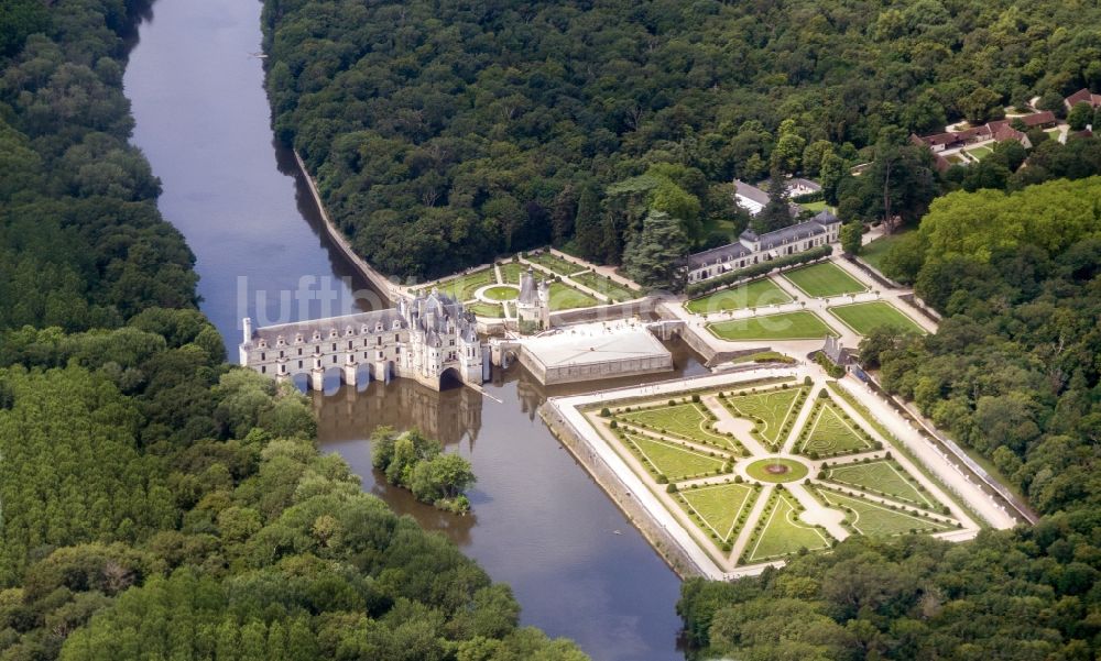 Chenonceaux von oben - Wasserschloss Schloss Chenonceau bei Chenonceaux im Département Indre-et-Loire der Region Centre in Frankreich