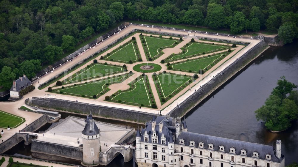 Luftbild Chenonceaux - Wasserschloss Schloss Chenonceau bei Chenonceaux im Département Indre-et-Loire der Region Centre in Frankreich