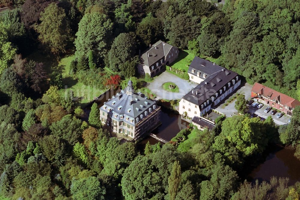 Solingen von oben - Wasserschloß Schloss Hackhausen in Solingen im Bundesland Nordrhein-Westfalen