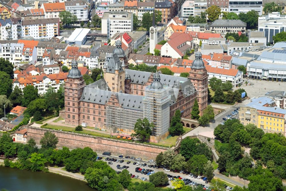 Aschaffenburg aus der Vogelperspektive: Wasserschloß Schloss Johannisburg in Aschaffenburg im Bundesland Bayern