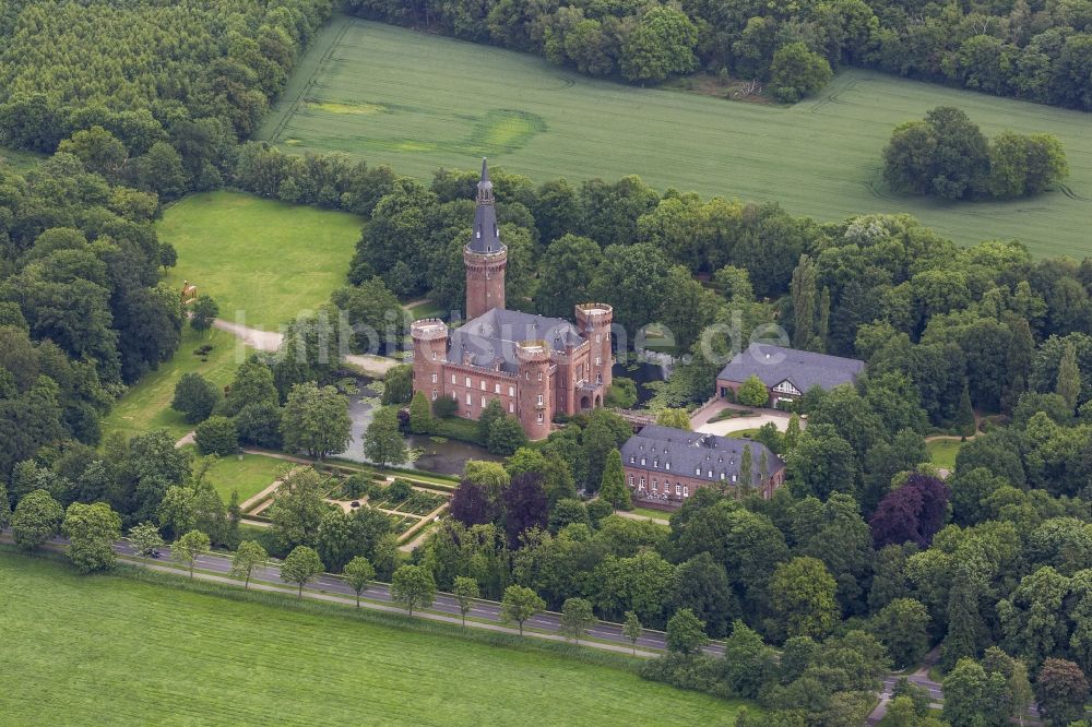 Bedburg-Hau von oben - Wasserschloss Schloss Moyland bei Bedburg- Hau im Bundesland Nordrhein-Westfalen NRW