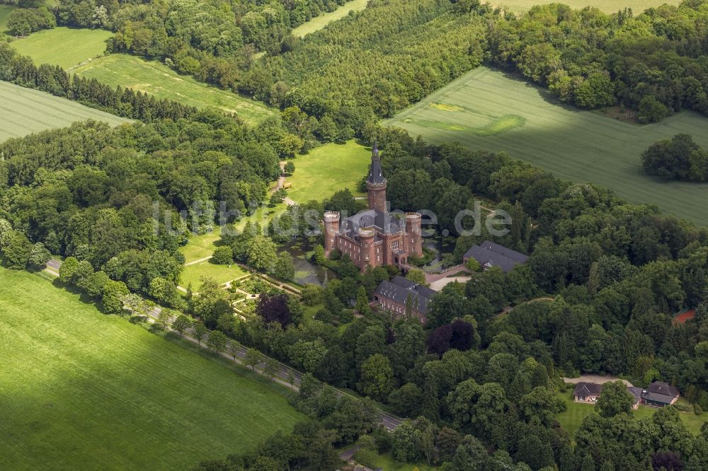 Bedburg-Hau aus der Vogelperspektive: Wasserschloss Schloss Moyland bei Bedburg- Hau im Bundesland Nordrhein-Westfalen NRW