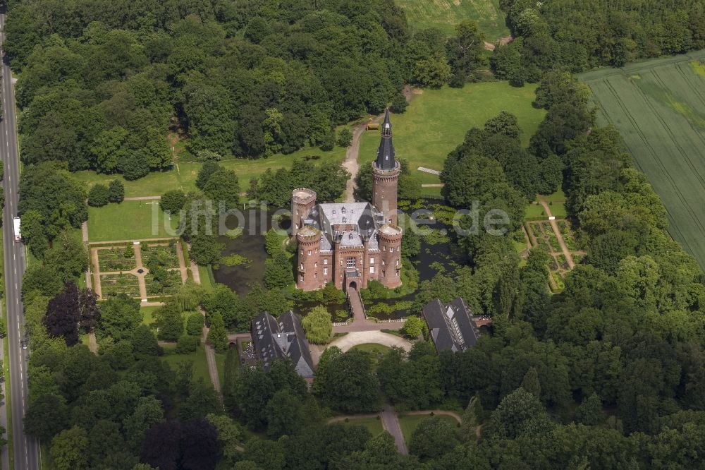 Luftbild Bedburg-Hau - Wasserschloss Schloss Moyland bei Bedburg- Hau im Bundesland Nordrhein-Westfalen NRW