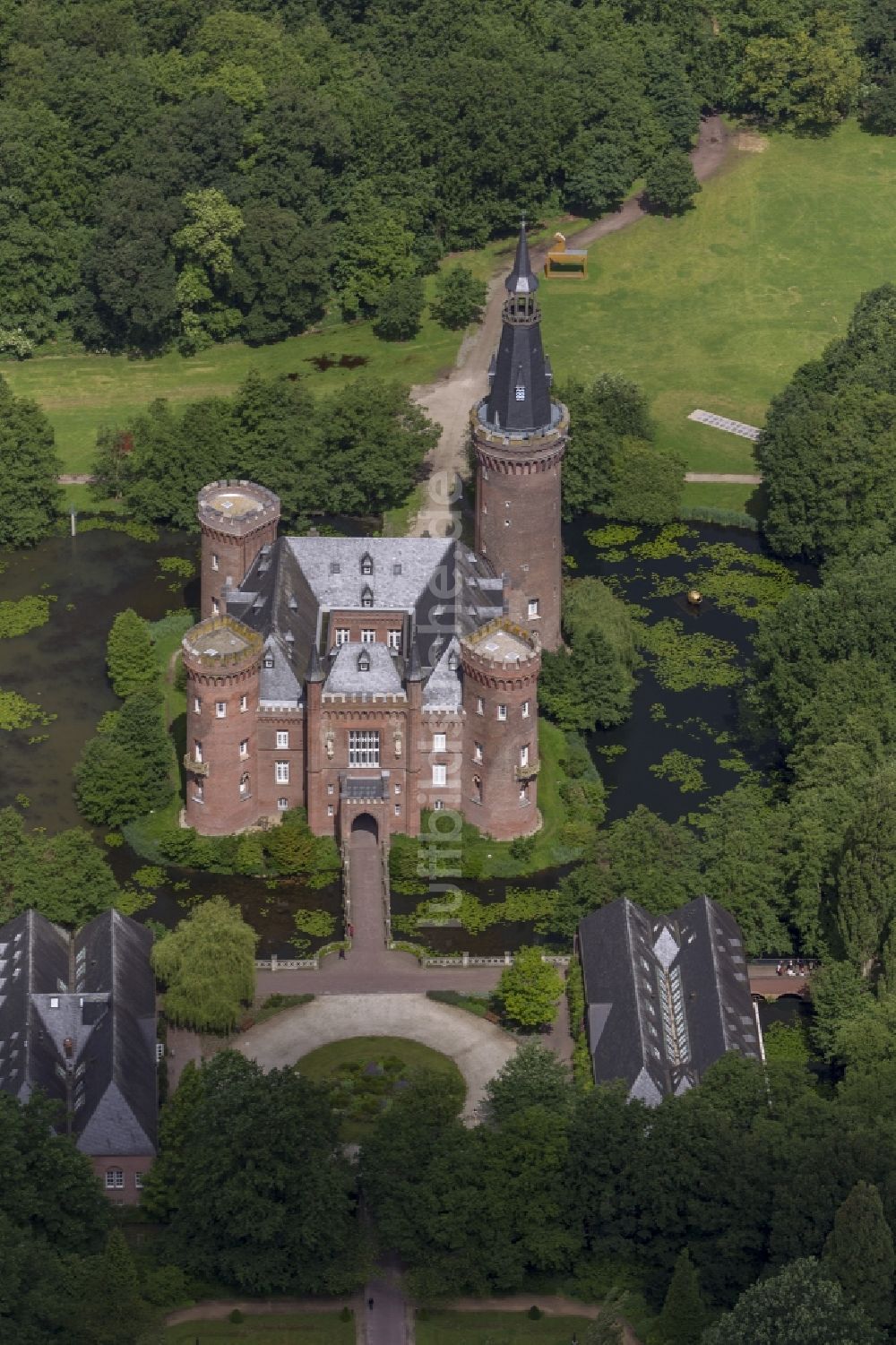 Luftaufnahme Bedburg-Hau - Wasserschloss Schloss Moyland bei Bedburg- Hau im Bundesland Nordrhein-Westfalen NRW