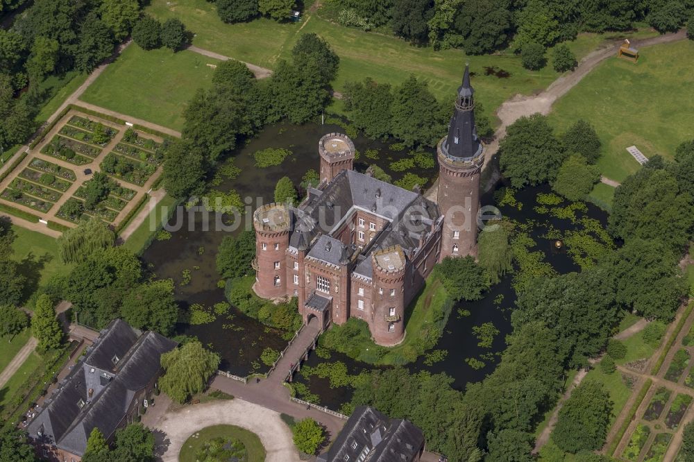 Bedburg-Hau von oben - Wasserschloss Schloss Moyland bei Bedburg- Hau im Bundesland Nordrhein-Westfalen NRW