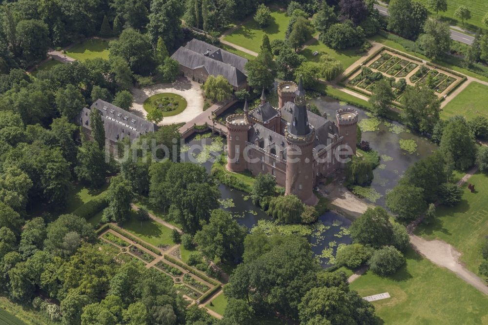 Bedburg-Hau aus der Vogelperspektive: Wasserschloss Schloss Moyland bei Bedburg- Hau im Bundesland Nordrhein-Westfalen NRW