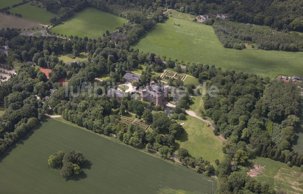 Luftbild Bedburg-Hau - Wasserschloss Schloss Moyland bei Bedburg- Hau im Bundesland Nordrhein-Westfalen NRW