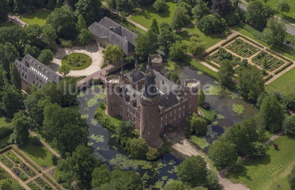 Luftaufnahme Bedburg-Hau - Wasserschloss Schloss Moyland bei Bedburg- Hau im Bundesland Nordrhein-Westfalen NRW