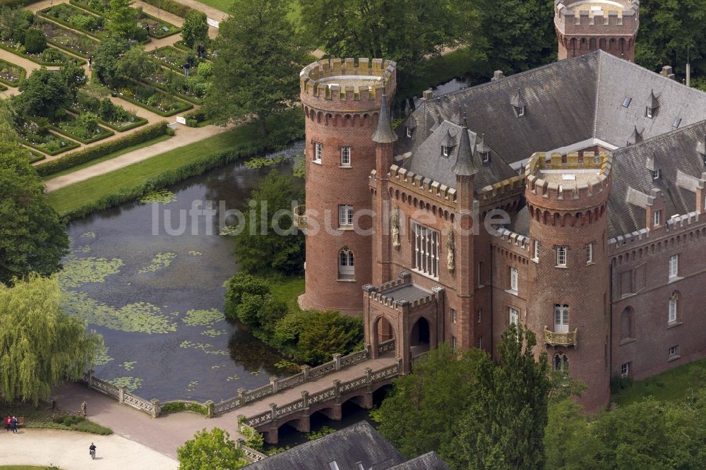 Bedburg-Hau von oben - Wasserschloss Schloss Moyland bei Bedburg- Hau im Bundesland Nordrhein-Westfalen NRW