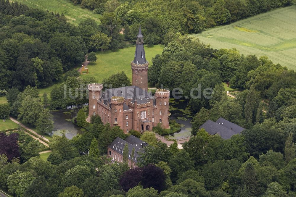 Bedburg-Hau aus der Vogelperspektive: Wasserschloss Schloss Moyland bei Bedburg- Hau im Bundesland Nordrhein-Westfalen NRW