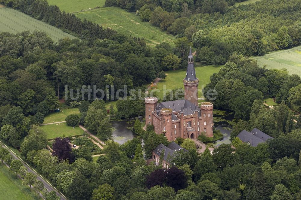 Luftbild Bedburg-Hau - Wasserschloss Schloss Moyland bei Bedburg- Hau im Bundesland Nordrhein-Westfalen NRW