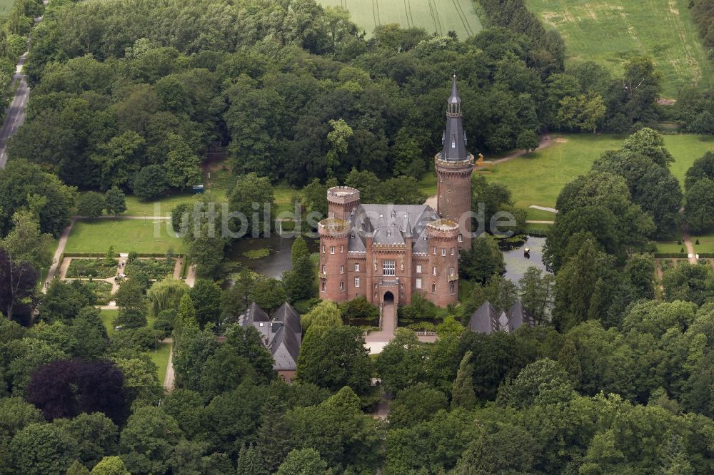 Luftaufnahme Bedburg-Hau - Wasserschloss Schloss Moyland bei Bedburg- Hau im Bundesland Nordrhein-Westfalen NRW