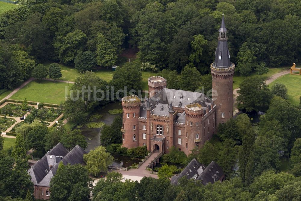 Bedburg-Hau von oben - Wasserschloss Schloss Moyland bei Bedburg- Hau im Bundesland Nordrhein-Westfalen NRW