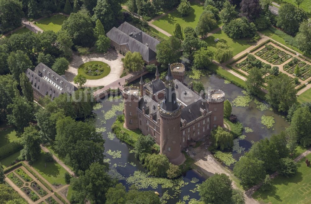 Luftbild Bedburg-Hau - Wasserschloss Schloss Moyland bei Bedburg- Hau im Bundesland Nordrhein-Westfalen NRW