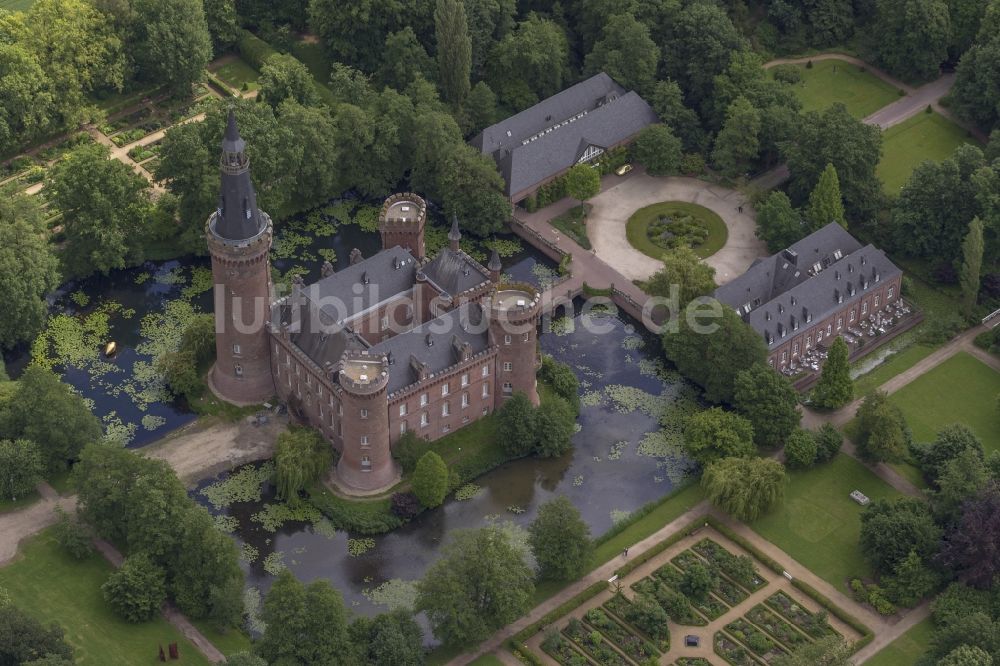 Luftaufnahme Bedburg-Hau - Wasserschloss Schloss Moyland bei Bedburg- Hau im Bundesland Nordrhein-Westfalen NRW