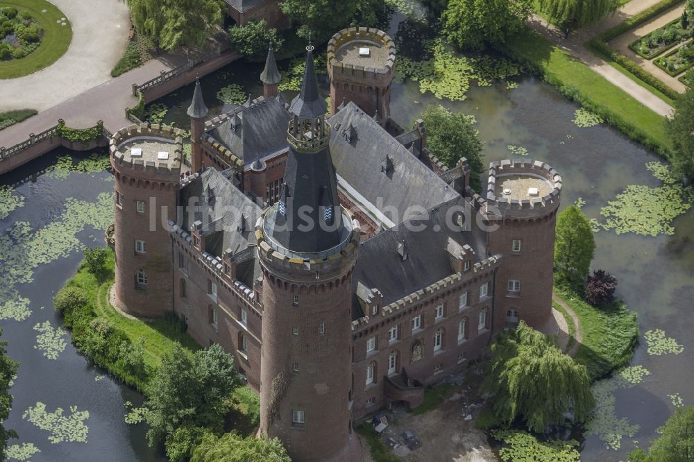 Bedburg-Hau von oben - Wasserschloss Schloss Moyland bei Bedburg- Hau im Bundesland Nordrhein-Westfalen NRW