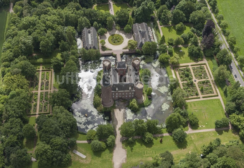 Bedburg-Hau aus der Vogelperspektive: Wasserschloss Schloss Moyland bei Bedburg- Hau im Bundesland Nordrhein-Westfalen NRW