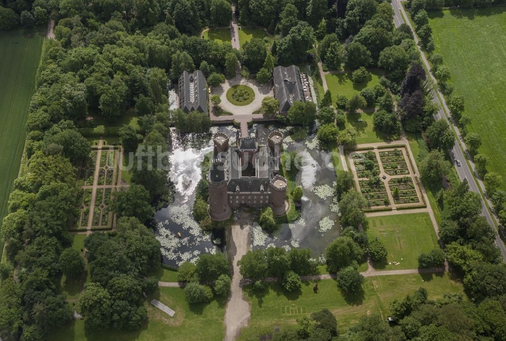 Luftbild Bedburg-Hau - Wasserschloss Schloss Moyland bei Bedburg- Hau im Bundesland Nordrhein-Westfalen NRW