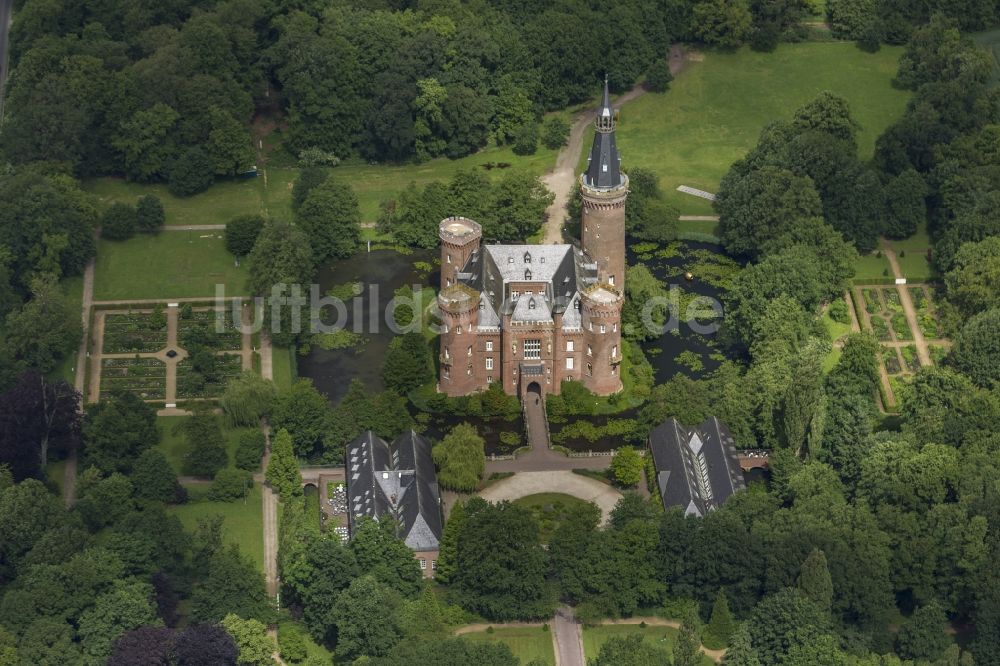 Luftaufnahme Bedburg-Hau - Wasserschloss Schloss Moyland bei Bedburg- Hau im Bundesland Nordrhein-Westfalen NRW