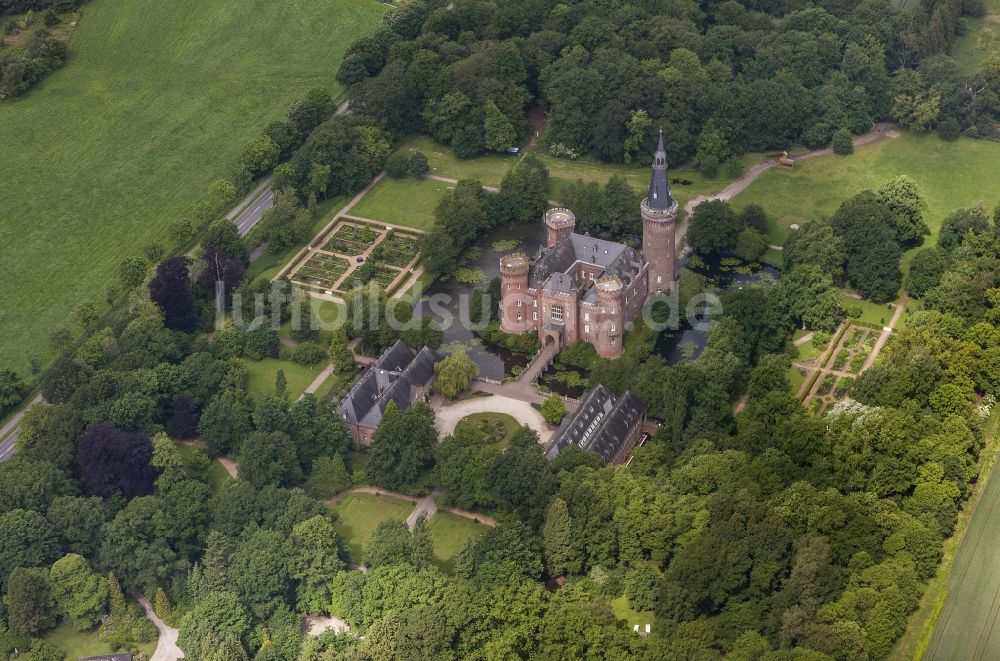 Bedburg-Hau von oben - Wasserschloss Schloss Moyland bei Bedburg- Hau im Bundesland Nordrhein-Westfalen NRW