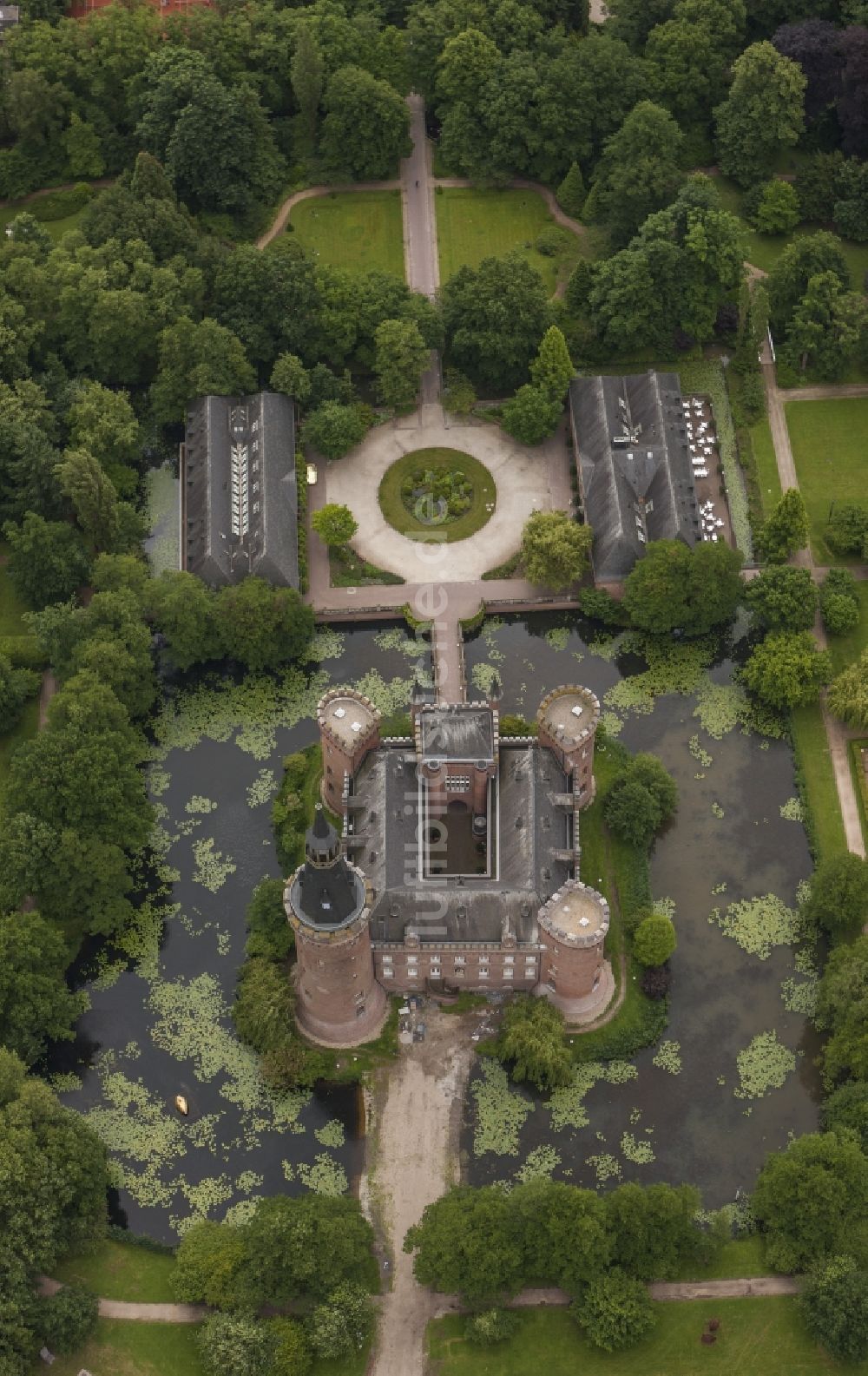 Bedburg-Hau aus der Vogelperspektive: Wasserschloss Schloss Moyland bei Bedburg- Hau im Bundesland Nordrhein-Westfalen NRW