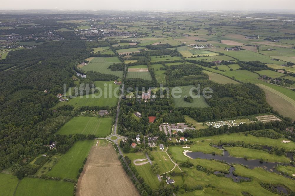 Luftbild Bedburg-Hau - Wasserschloss Schloss Moyland bei Bedburg- Hau im Bundesland Nordrhein-Westfalen NRW