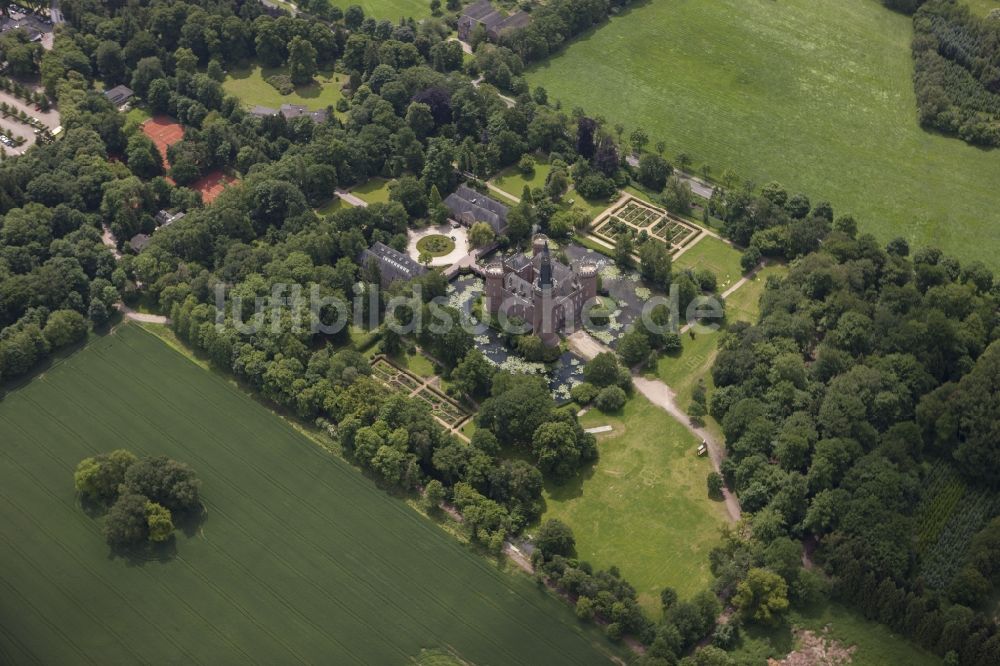 Luftaufnahme Bedburg-Hau - Wasserschloss Schloss Moyland bei Bedburg- Hau im Bundesland Nordrhein-Westfalen NRW