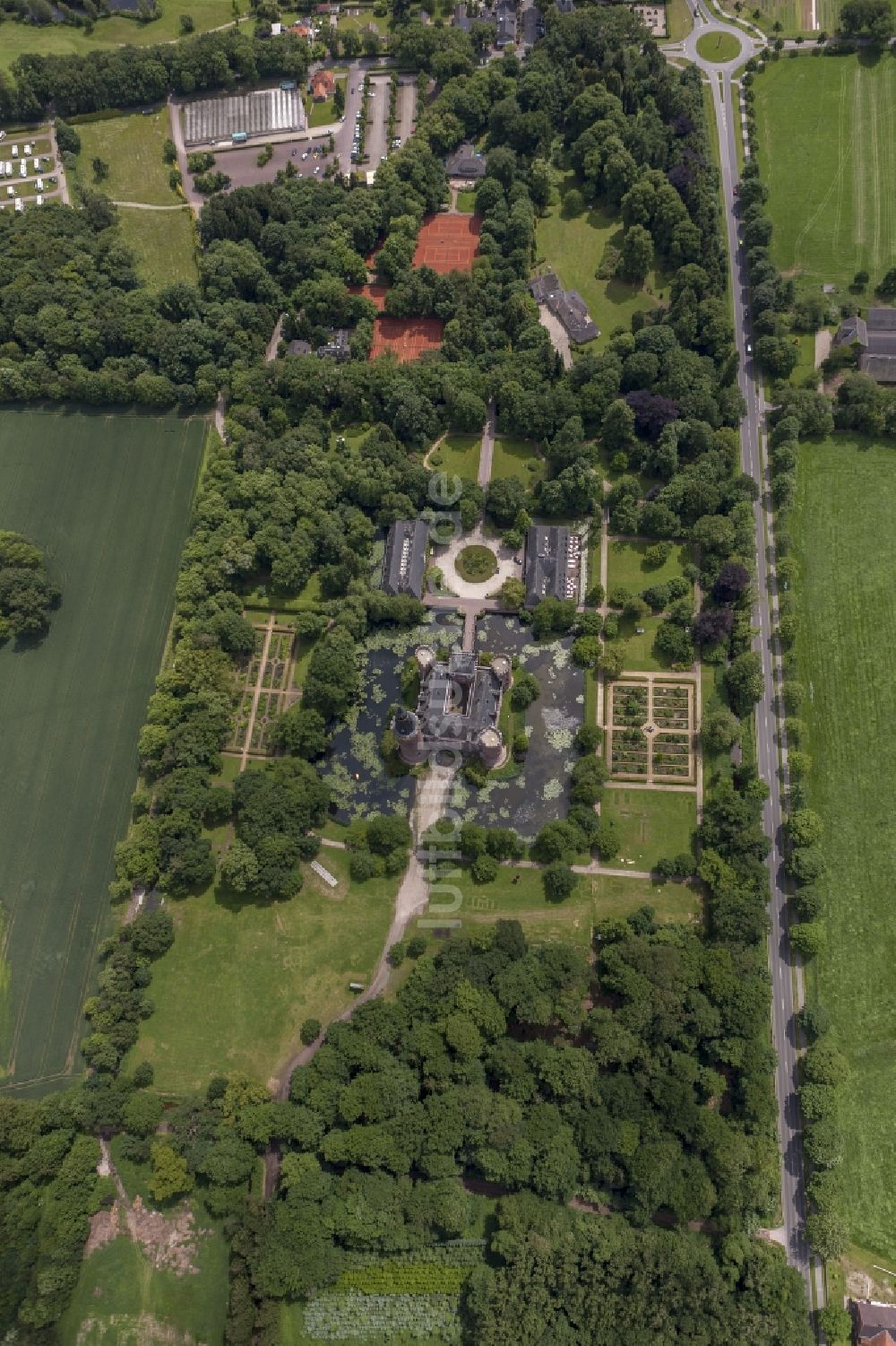 Bedburg-Hau von oben - Wasserschloss Schloss Moyland bei Bedburg- Hau im Bundesland Nordrhein-Westfalen NRW