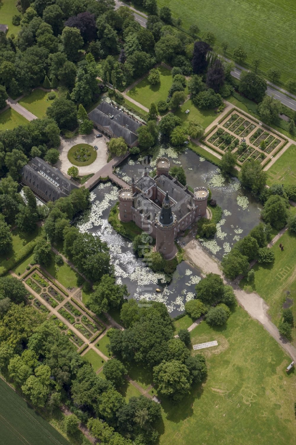 Bedburg-Hau aus der Vogelperspektive: Wasserschloss Schloss Moyland bei Bedburg- Hau im Bundesland Nordrhein-Westfalen NRW