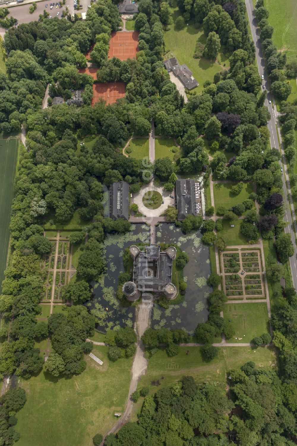 Luftbild Bedburg-Hau - Wasserschloss Schloss Moyland bei Bedburg- Hau im Bundesland Nordrhein-Westfalen NRW