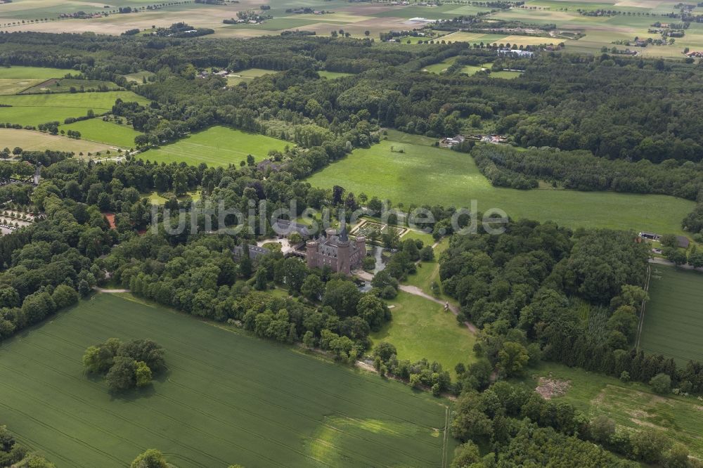 Luftaufnahme Bedburg-Hau - Wasserschloss Schloss Moyland bei Bedburg- Hau im Bundesland Nordrhein-Westfalen NRW