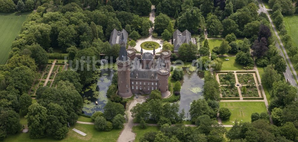 Bedburg-Hau von oben - Wasserschloss Schloss Moyland bei Bedburg- Hau im Bundesland Nordrhein-Westfalen NRW