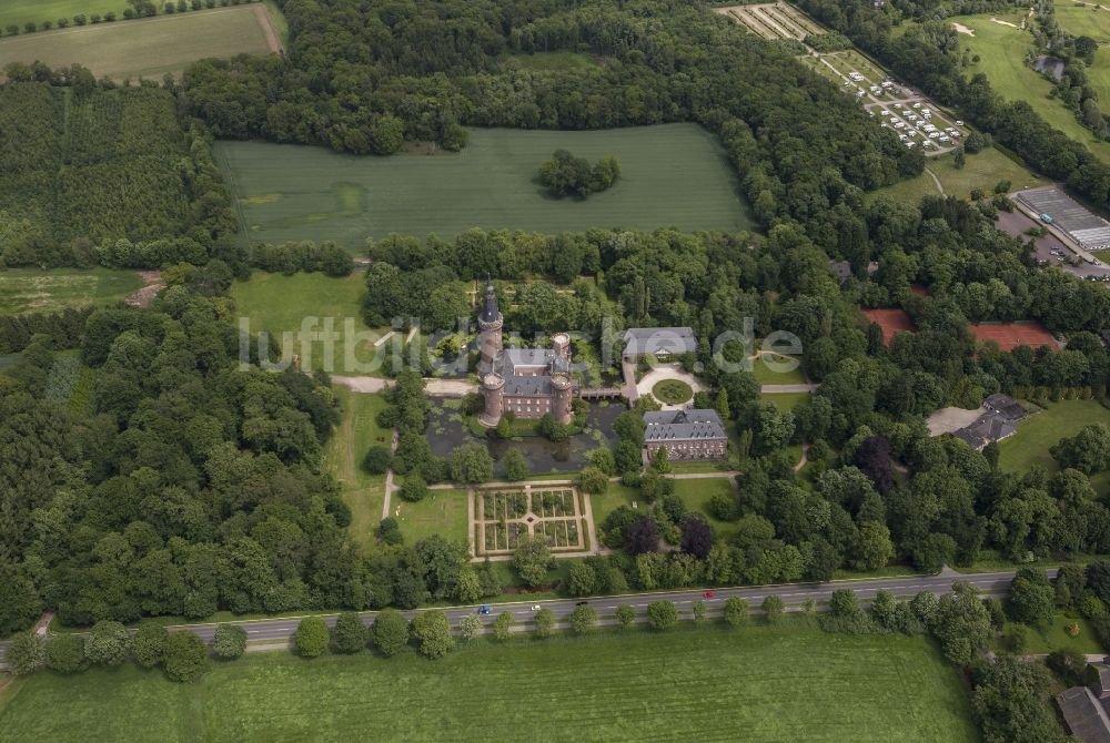 Bedburg-Hau aus der Vogelperspektive: Wasserschloss Schloss Moyland bei Bedburg- Hau im Bundesland Nordrhein-Westfalen NRW