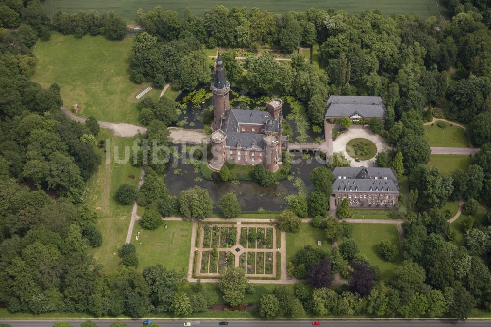 Luftbild Bedburg-Hau - Wasserschloss Schloss Moyland bei Bedburg- Hau im Bundesland Nordrhein-Westfalen NRW