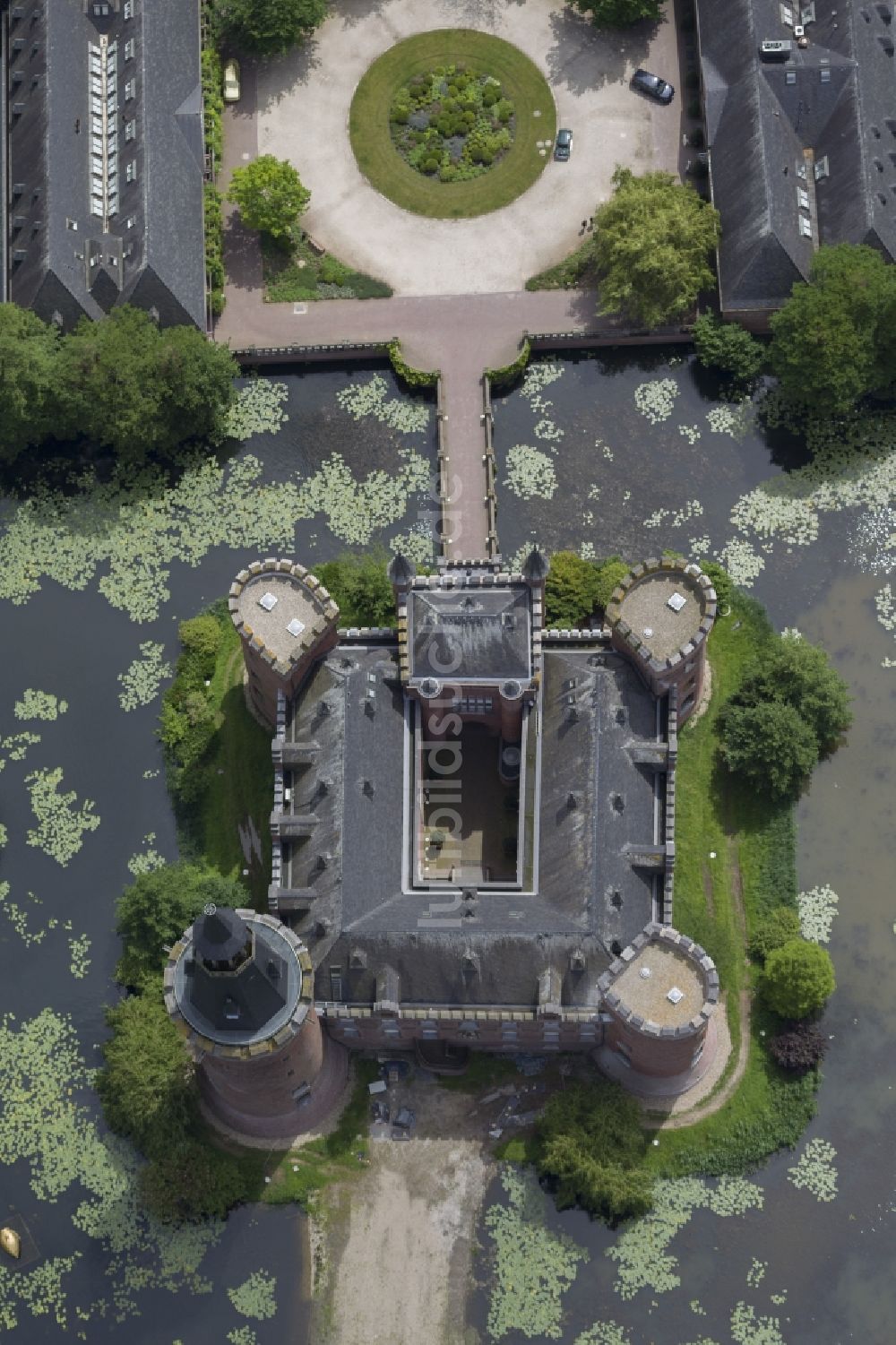 Luftaufnahme Bedburg-Hau - Wasserschloss Schloss Moyland bei Bedburg- Hau im Bundesland Nordrhein-Westfalen NRW