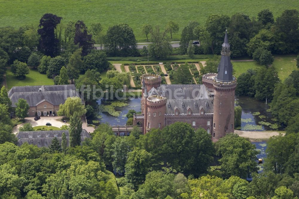 Bedburg-Hau von oben - Wasserschloss Schloss Moyland bei Bedburg- Hau im Bundesland Nordrhein-Westfalen NRW