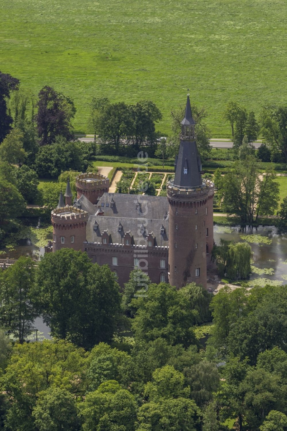 Luftbild Bedburg-Hau - Wasserschloss Schloss Moyland bei Bedburg- Hau im Bundesland Nordrhein-Westfalen NRW