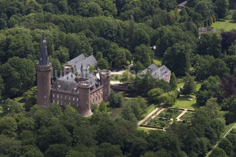 Luftaufnahme Bedburg-Hau - Wasserschloss Schloss Moyland bei Bedburg- Hau im Bundesland Nordrhein-Westfalen NRW