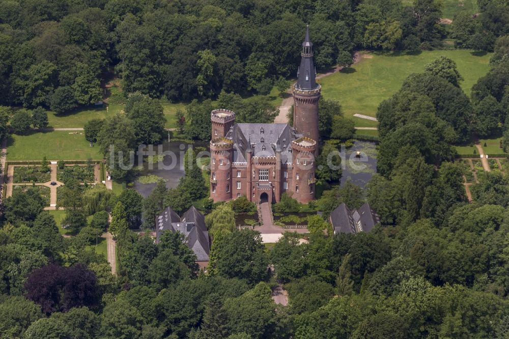 Bedburg-Hau von oben - Wasserschloss Schloss Moyland bei Bedburg- Hau im Bundesland Nordrhein-Westfalen NRW